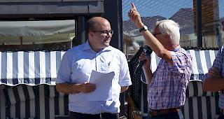 Valentin K&ouml;nig und Herbert Volken schwelgen gemeinsam in Erinnerungen.