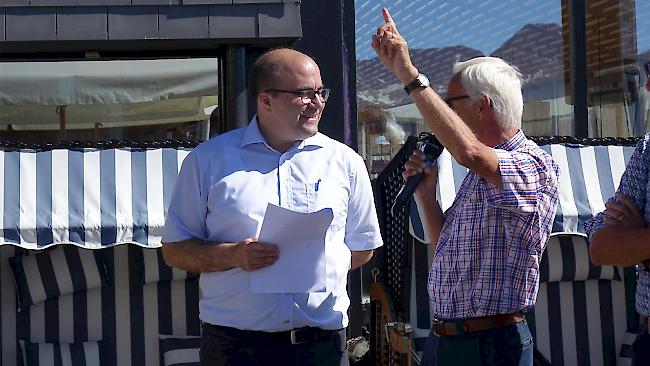 Valentin König und Herbert Volken schwelgen gemeinsam in Erinnerungen.