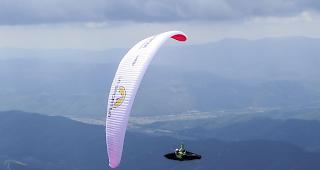 Die Unterwalliserin Yael Margelisch in Aktion. In der Luft...