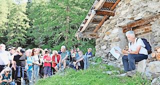 Halt bi dr Geisshitta. Die G&auml;ste h&ouml;rten den von Beat Albrecht vorgelesenen Texten aus dem Buch aufmerksam zu.