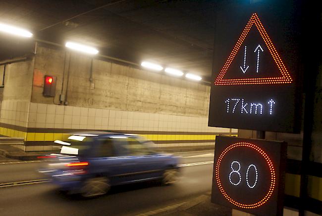 Im Gotthard-Strassentunnel hat sich am Montag ein Unfall mit mehreren Verletzten ereignet. 