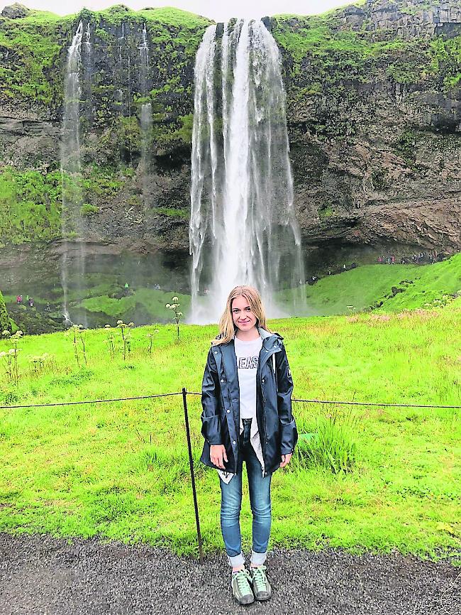 Chiara Chiabotti beim Seljalandsfoss in Island.