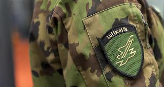 Das Emblem am &Auml;rmel von Aldo Schellenberg, Kommandant der Luftwaffe.