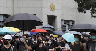 In der einstigen britischen Kronkolonie Hongkong kommt es seit mehr als zwei Monaten immer wieder zu massiven regierungskritischen Protesten. Hier versammeln sich am 26. Juni Demonstranten mit Regenschirmen vor dem britischen Konsulat in Hongkong.