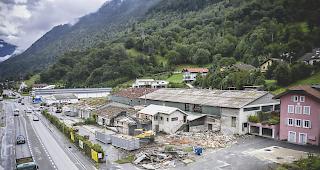Die Abbrucharbeiten f&uuml;r den Bau der neuen Landi-Filiale in Eyholz haben begonnen. 