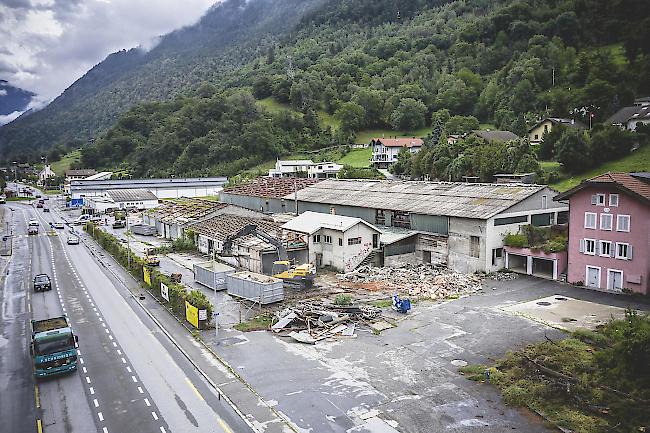 Die Abbrucharbeiten für den Bau der neuen Landi-Filiale in Eyholz haben begonnen. 