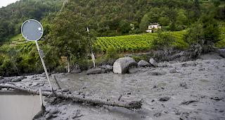 Am 11. August kam es bei Chamoson zu einem verheerenden Unwetter. Die Fluten des Flusses Losentse rissen ein Auto mit zwei Insassen mit sich.