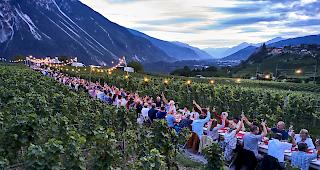 Mitten im Varner Rebberg vereinten sich 370 G&auml;ste an einem 170 Meter langen Tisch.