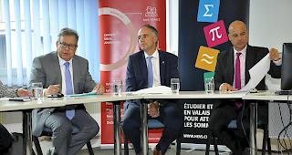 Michael Zurwerra, Rektor FFHS; Christoph Darbellay, Chef Departement f&uuml;r Volkswirtschaft und Bildung; und Fran&ccedil;ois Seppey, Direktor HES-SO Valais-Wallis (von links): Sie informierten in Sitten &uuml;ber die Kooperation der Hochschulen.