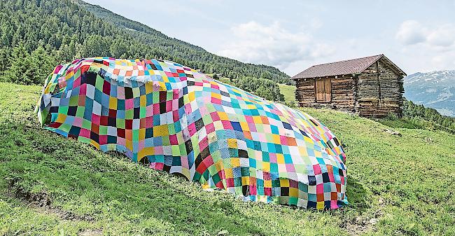 Der bunt eingekleidete Felsbrocken oberhalb von Unterbäch.