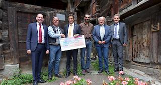 Scheck&uuml;bergabe im Weiler Zmutt: Marc Willisch, Ren&eacute;-Michael Biner, Jean-Claude Schmid, Viky Perren, Othmar Perren und Iwan Willisch (von links).
