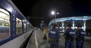 Die Polizei ist nach einem Spiel beim Stadionbahnhof in Genf pr&auml;sent. (Symbolbild)