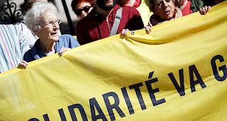 Die Menschenrechtsaktivistin Anni Lanz (links) kommt am Mittwoch zu ihrem Berufungsverfahren am Kantonsgericht Sitten, weil sie beschuldigt wird, einen Fl&uuml;chtling illegal in die Schweiz zur&uuml;ckgebracht zu haben.