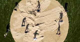 Ein Schwingplatz in Zug wird mit S&auml;gemehl ausgelegt. Das Eidgen&ouml;ssische Schwing- und &Auml;lplerfest findet vom 23. bis 25. August 2019 in Zug statt.