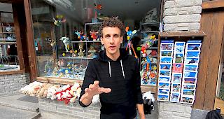 Zauberer Lionel Dellberg l&auml;sst mit einem Fingerschnippen das Matterhorn verschwinden.