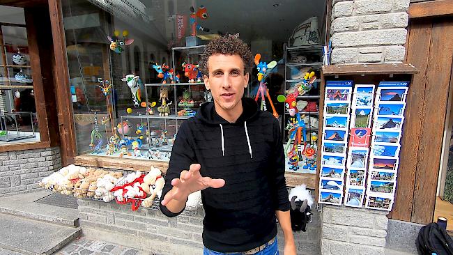 Zauberer Lionel Dellberg lässt mit einem Fingerschnippen das Matterhorn verschwinden.