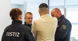 Alaa S. mit Justizbeamten am Donnerstag, dem letzten Prozesstag, im Landgericht Chemnitz.