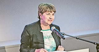 Elegant umschifft. Seinerzeit h&auml;tte sie sich nur zum unliebsamen Frauenhilfsdienst melden k&ouml;nnen,  antwortete Viola Amherd auf die Frage, weshalb sie selbst keinen Milit&auml;rdienst geleistet habe.Foto wb/alain amherd