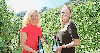 Freude herrscht. Sandra Mounir (links) von der Kellerei Rhodan und Larissa Kuonen von der Kellerei Gregor Kuonen geniessen ihren Erfolg an der Expovina.Foto wb