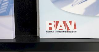 Mit Drohungen, Beschimpfungen und einem Faustschlag hat ein arbeitsloser Gipser seinen Frust &uuml;ber seine finanzielle Situation an Angestellten des RAV in Brig abgelassen.