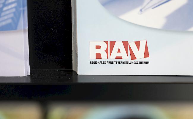 Mit Drohungen, Beschimpfungen und einem Faustschlag hat ein arbeitsloser Gipser seinen Frust über seine finanzielle Situation an Angestellten des RAV in Brig abgelassen.