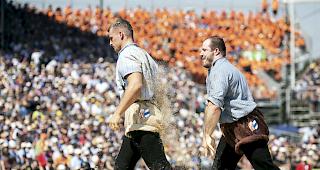 Die Stimmung steigt am Eidgen&ouml;ssischen Schwingfest in Zug: Mehrmals haben die &uuml;ber 56'000 Schwingerfans am Samstagvormittag die La-Ola-Welle durch die ausverkaufte Arena in der Zuger Herti schwappen lassen. Auch das Festgel&auml;nde f&uuml;llt sich langsam.