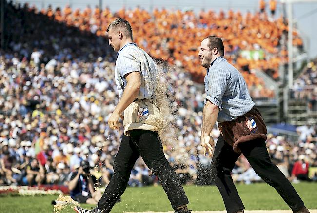 Die Stimmung steigt am Eidgenössischen Schwingfest in Zug: Mehrmals haben die über 56