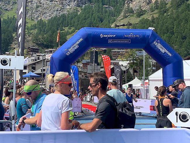 Ultraks 2019: Victoria Kreuzer im Ziel-Smalltalk mit Martin Anthamatten.