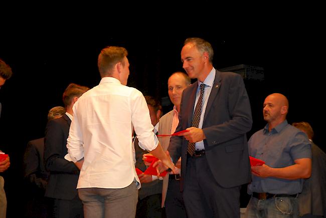 Der zuständige Staatsrat Christophe Darbellay überreichte Diplome sowohl in der Briger Simplonhalle... 