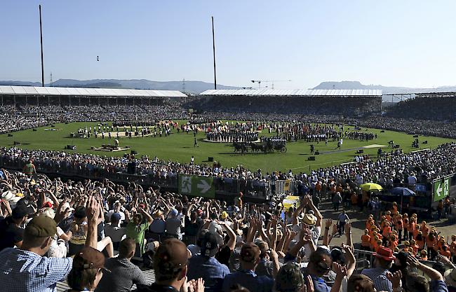 Wer wird wem im Schlussgang das Sägemehl vom Rücken wischen und als Schwingerkönig vom Platz gehen? Der Tag der Entscheidung am Eidgenössischen Schwingfestes in Zug hat am Sonntagmorgen mit dem Ausstich begonnen.