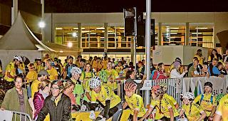 Morgensport. Bereits um 5 Uhr morgens fanden sich Hunderte zum Start in Stalden ein.