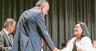 Geschafft. Der zust&auml;ndige Staatsrat Christophe Darbellay gratuliert hier einer der rund 700 jungen Oberwalliser &shy;Berufs&shy;leute. 