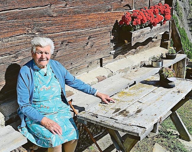 Katharina Abgottspon vor ihrer Alphütte.