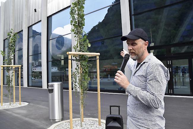 Urs Odermatt von der Arge Signaletik erklärt, wie die Besucherlenkung in der neuen Lonza Arena funktioniert. 