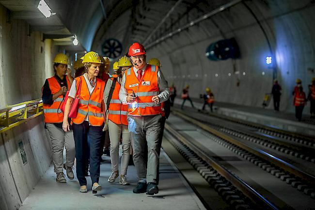 Bundesrätin Simonetta Sommaruga (links) besuchte am Donnerstag zusammen mit Dieter Schwank, Präsident des Alptransit-Managements, den neuen Ceneri-Basistunnel bei Camorino.