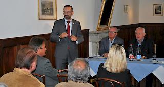 Staatsrat Fr&eacute;d&eacute;ric Favre bei seiner Ansprache vor den Walliser Pr&auml;fekten.