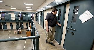 Schwangere H&auml;ftlinge, bei denen die Wehen einsetzten, sollen k&uuml;nftig gleich in ein Spital gebracht werden. (Symbolbild)