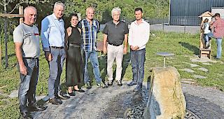 Zufrieden. Jean-Claude L&ouml;tscher, stellvertretender Chef des Werkhofs Leuk, der Leuker Gemeindepr&auml;sident Martin L&ouml;tscher, Amina Cl&eacute;nin, Projektleiterin Naturpark Pfyn-Finges, Dominik Brunner,  Chef des Werkhofs Leuk, Gemeinderat Reinhold Schnyder und Peter Oggier, Direktor Naturpark Pfyn-Finges (von links), bei der Einweihung von Perron 2.Fotos wb