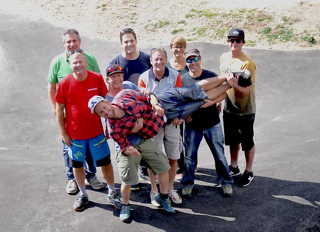 <b>Das Team.</b> Martial Minnig, Präsident des Bike Club Aletsch, wird von Helfern, Sponsorenvertretern und Unterstützern getragen.