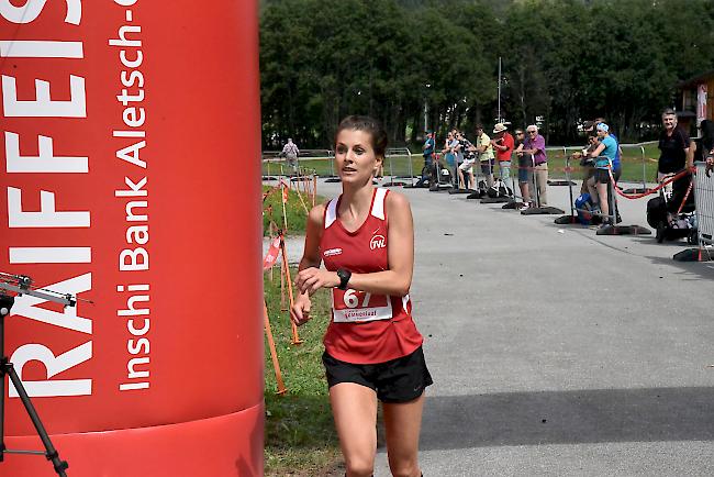 Die Laldnerin Sabine Kuonen gewinnt die Frauenwertung über die 21 km.