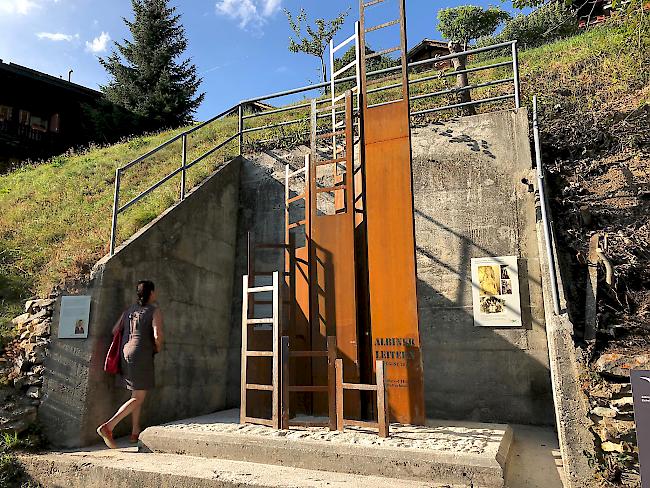 Ein Zeichen gesetzt: Die fünf Meter hohe Stahlskulptur am Mühleweg in Albinen erinnert an die immer begehbaren Albiner Leitern.