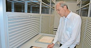 Wertvolle Artefakte. Alain Dubois zeigt einen Brief von Georg Supersaxo an den franz&ouml;sischen K&ouml;nig Fran&ccedil;ois I. aus dem Jahre 1527.