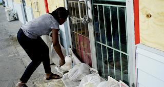 Auf den Bahamas bereiten sich die Menschen am Sonntag auf den Hurrikan "Dorian" vor.