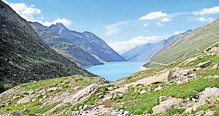 <b>Unterschiede.</b> W&auml;hrend sich das Ausbaupotenzial bei der Grosswasserkraft (im Bild der Mattmark) kaum ver&auml;ndert hat, ist es f&uuml;r die Kleinwasserkraft drastisch gesunken.