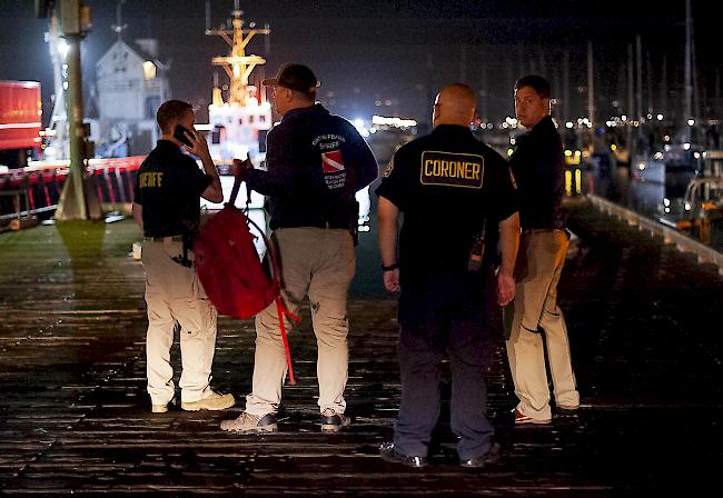 Lokale Strafverfolgungsbehörden und Gerichtsmediziner arbeiten daran, die Leichen wiederzufinden, die von Tauchteams nach einem tödlichen Brand auf dem Boot Conception gefunden wurden.