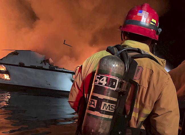 Feuerwehrleute bekämpfen am Montag einen Bootsbrand vor der Küste Südkaliforniens.