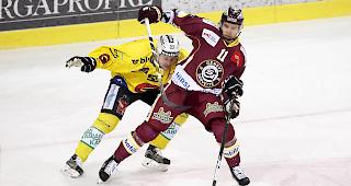 Der schwedische Verteidiger von Bern, Calle Andersson, konkurriert mit dem finnischen Verteidiger von Genf-Servette, Michael Ker&auml;nen, (rechts) um den Puck. (Archivbild)