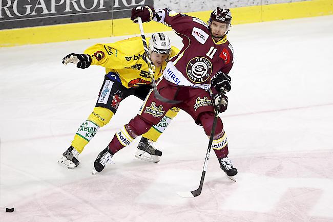 Der schwedische Verteidiger von Bern, Calle Andersson, konkurriert mit dem finnischen Verteidiger von Genf-Servette, Michael Keränen, (rechts) um den Puck. (Archivbild)