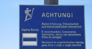 Ein Hinweisschild an einem Wegweiser in der Chlei Furgga oberhalb Seewis im Pr&auml;ttigau, GR, informiert &uuml;ber die besonderen Schwierigkeiten eines Blau/Weiss/Blau markierten Bergwanderweges.