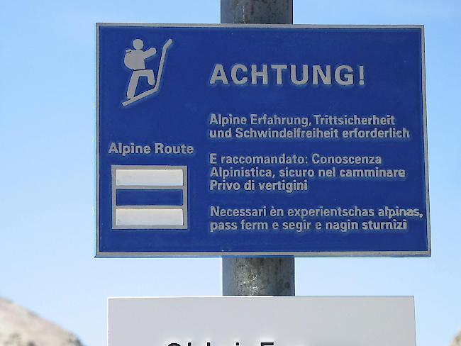 Ein Hinweisschild an einem Wegweiser in der Chlei Furgga oberhalb Seewis im Prättigau, GR, informiert über die besonderen Schwierigkeiten eines Blau/Weiss/Blau markierten Bergwanderweges.